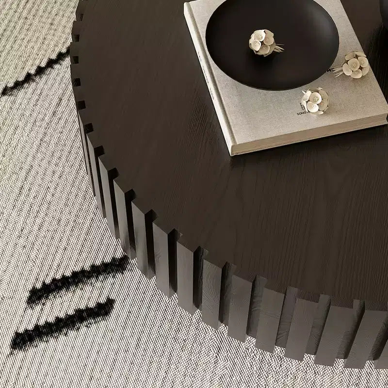 Table basse ronde avec relief en forme d'olive sculpté à la main