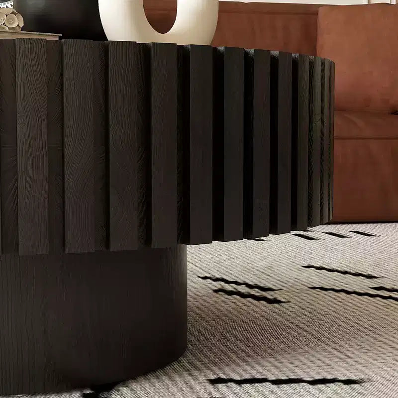 Table basse ronde avec relief en forme d'olive sculpté à la main