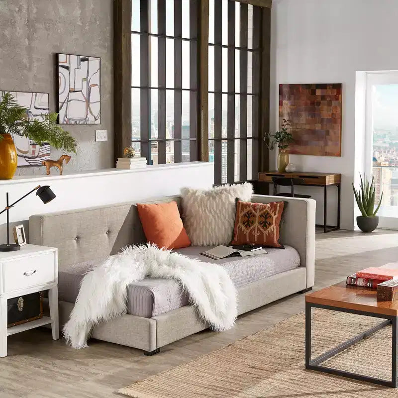Lit plateforme rembourré en tissu gris