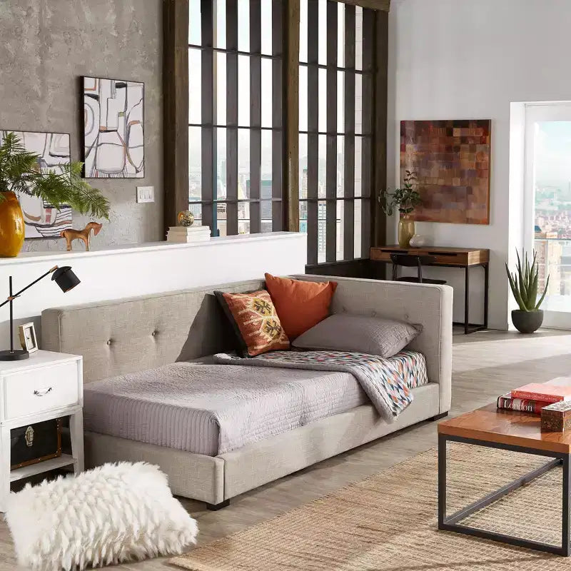 Lit plateforme rembourré en tissu gris