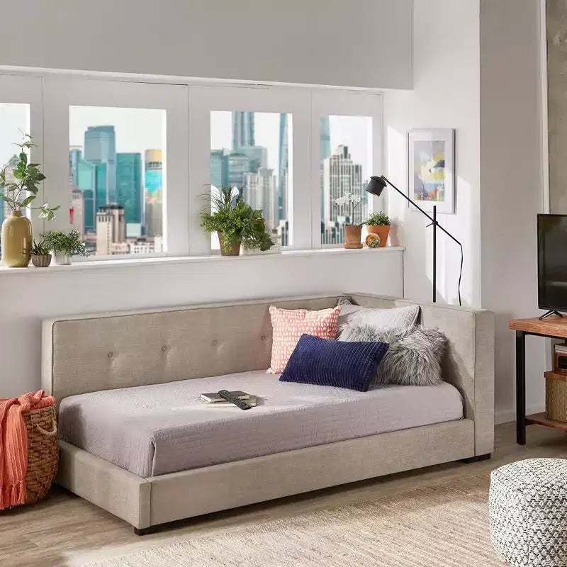 Lit plateforme rembourré en tissu gris