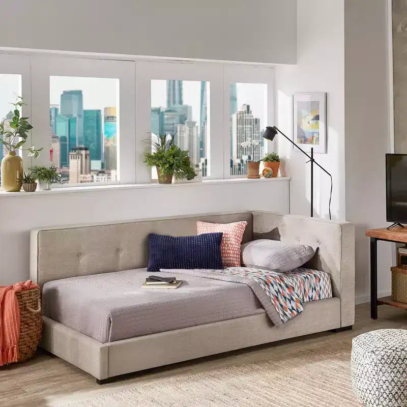 Lit plateforme rembourré en tissu gris