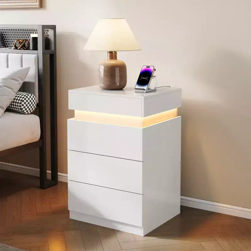Conçue pour un usage quotidien pratique, cette table de chevet avec station de recharge intégrée et éclairage LED