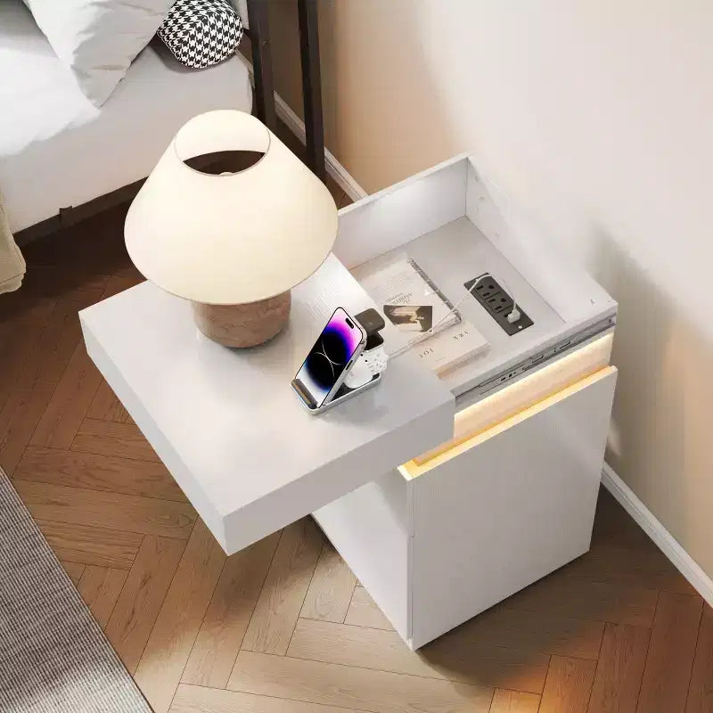 Conçue pour un usage quotidien pratique, cette table de chevet avec station de recharge intégrée et éclairage LED