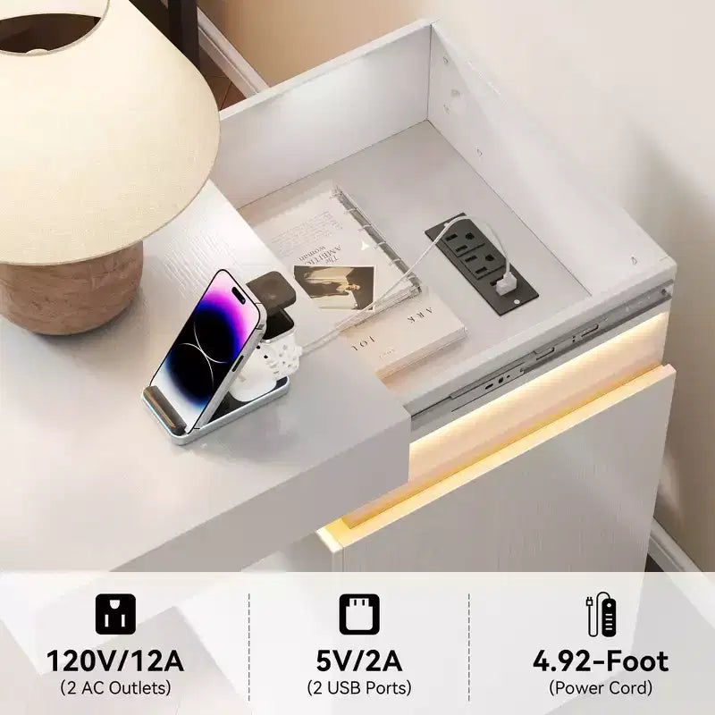 Conçue pour un usage quotidien pratique, cette table de chevet avec station de recharge intégrée et éclairage LED